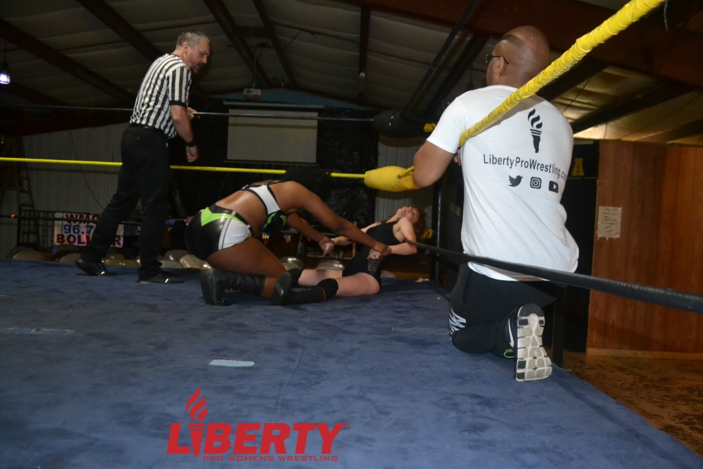 00480: Little Bit vs. Cassandra Golden - Image 4