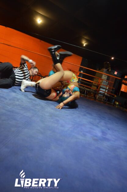 01003: Tracy Taylor vs. Katie Gannon - Image 3
