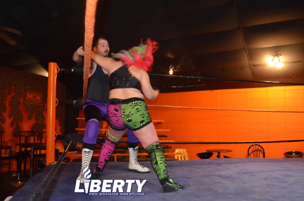 01008: Twisted Trixie vs. Chris Black - Image 3