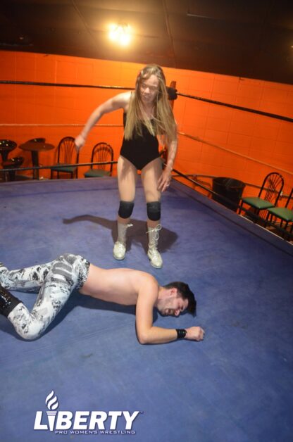 01038: Trent Daniels vs. Nikki Victory - Image 4