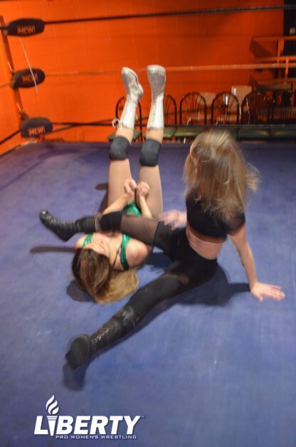 01045: Little Bit vs. Nikki Victory - Image 3