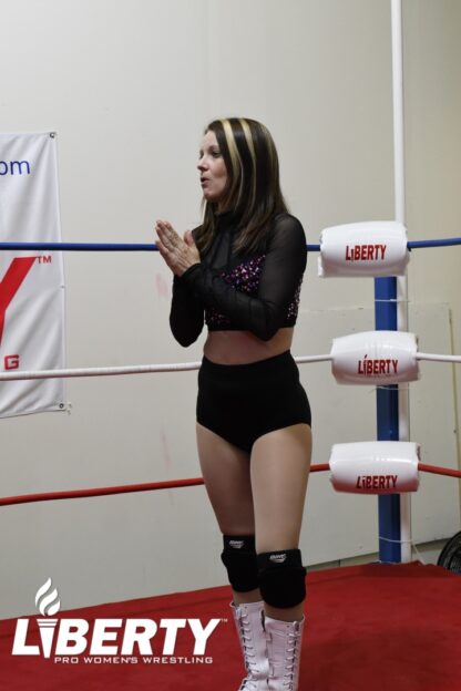 01913: Violet Payne vs. Little Bit